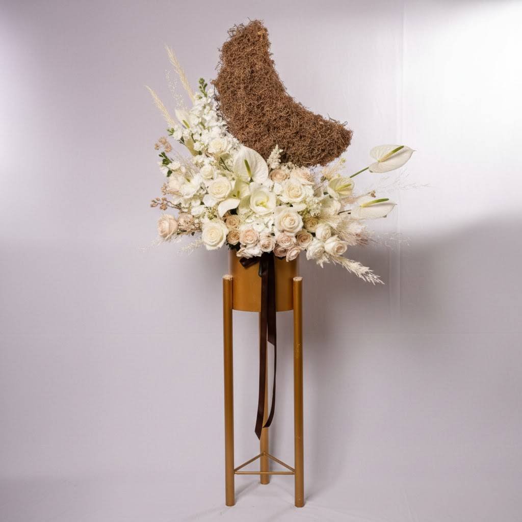 Ramadan Moonlight Crescent Floral Stand by Warda Petals (1)