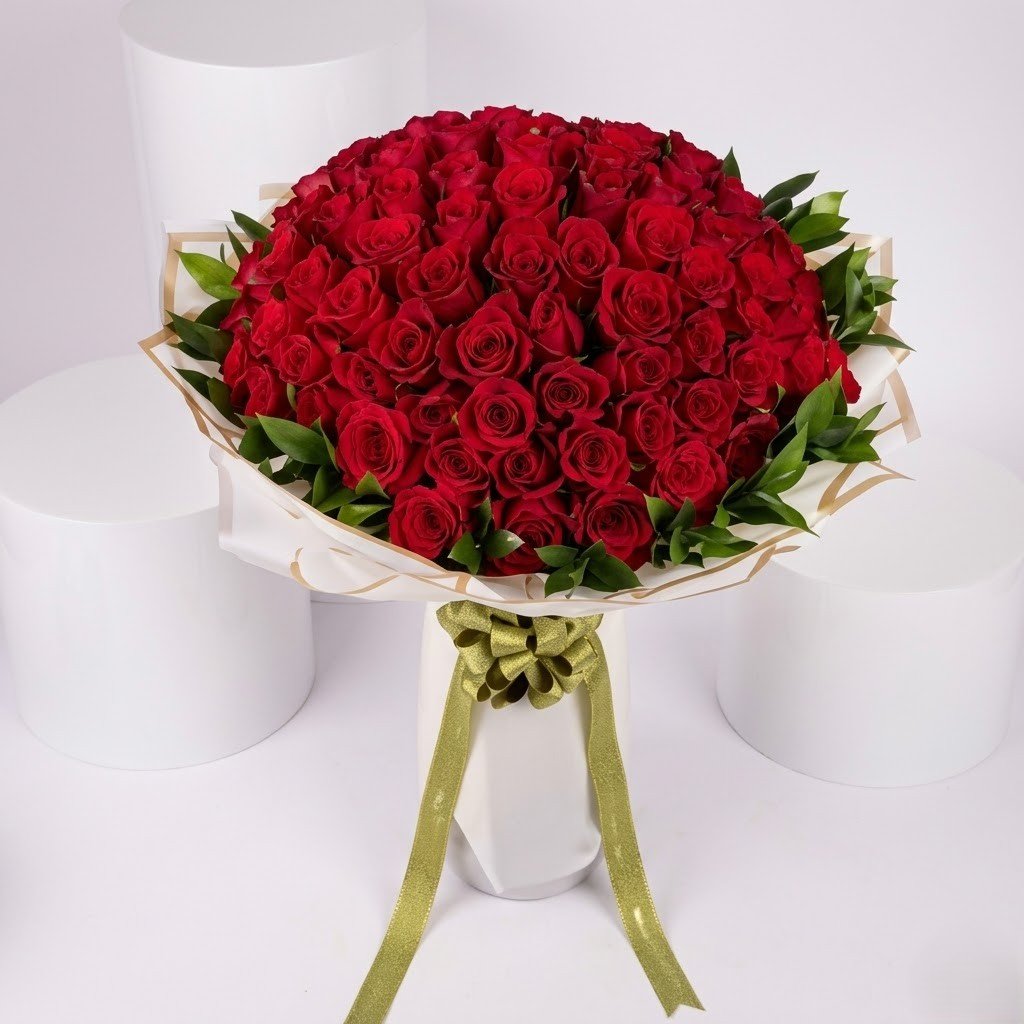 100 Red Rose Bouquet – Grand Romantic Arrangement