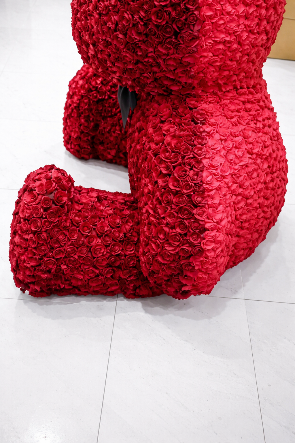 1000 Red Roses Teddy Bear – Luxury Romantic Floral Sculpture