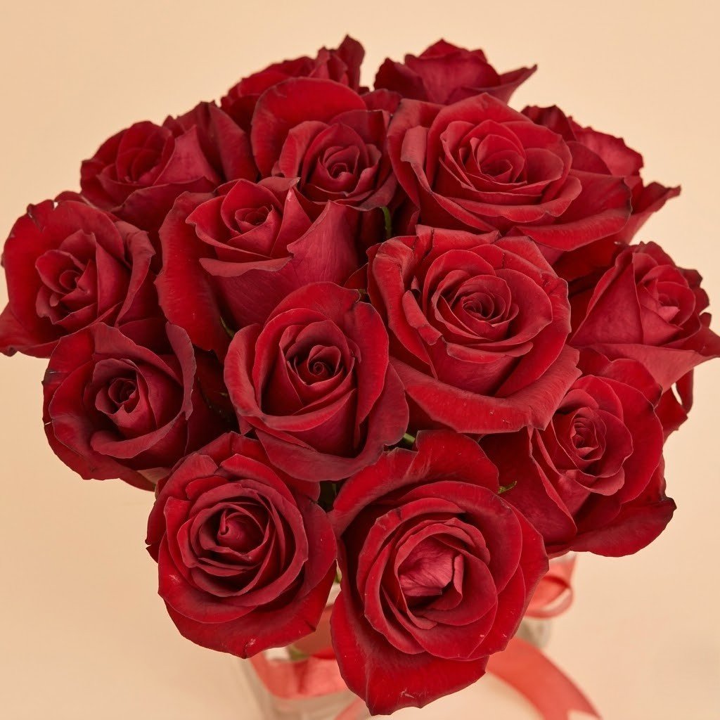 15 Red Roses in Glass Vase – Classic Arrangement
