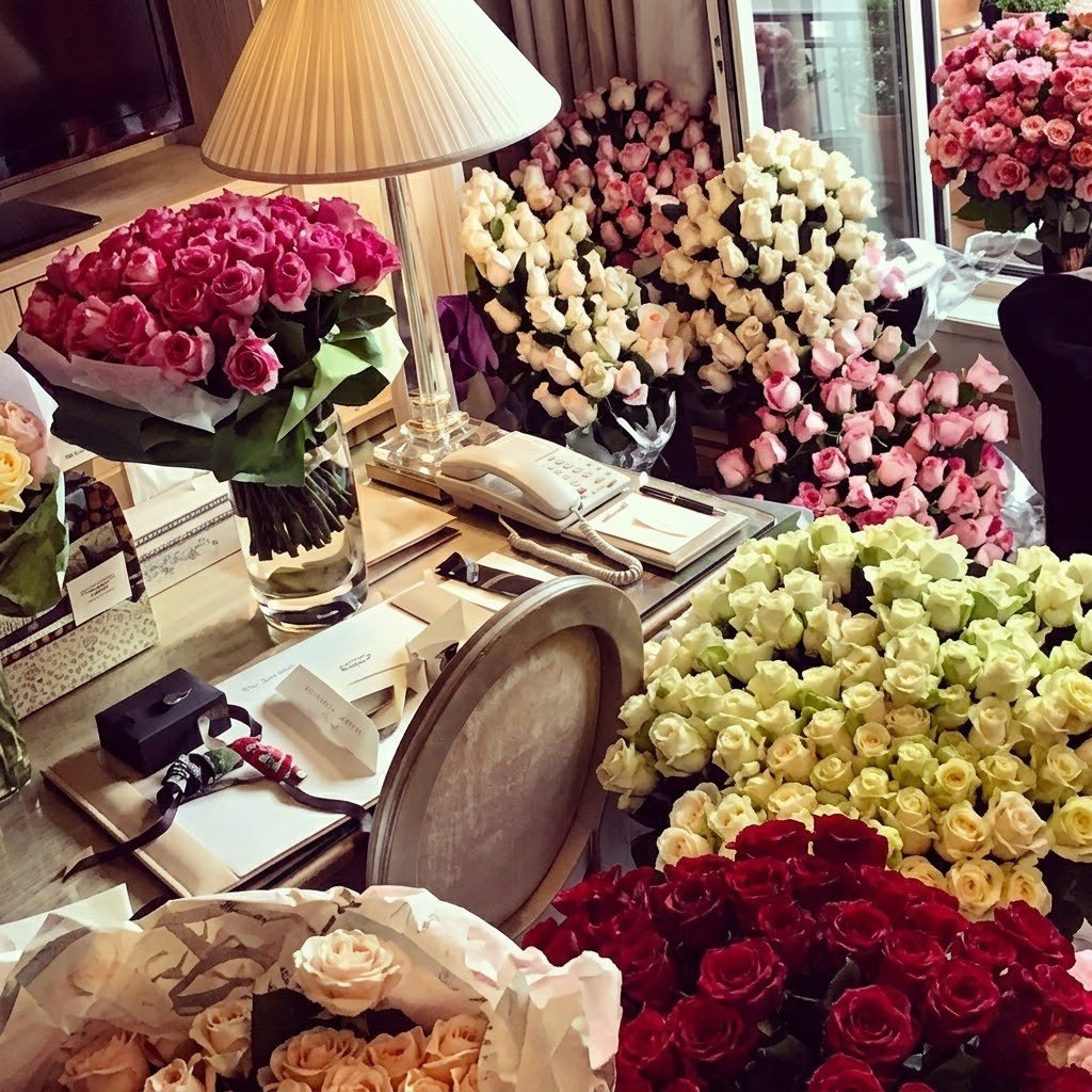 Enchanting 500 Roses Vase Arrangement – Luxury Floral Display