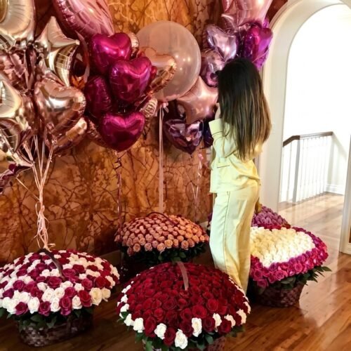 Helium Magic Floral Basket Combo – Roses & Balloons Setup