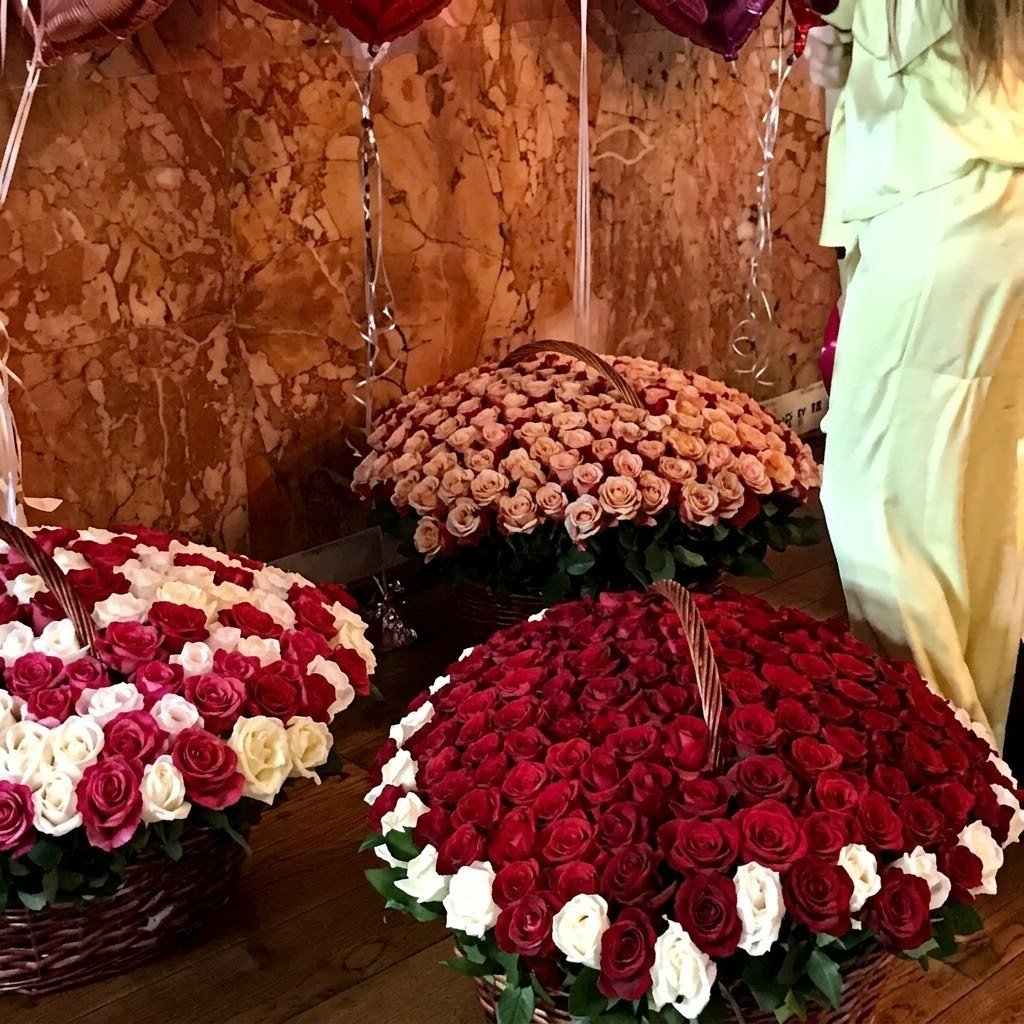 Helium Magic Floral Basket Combo – Roses & Balloons Setup